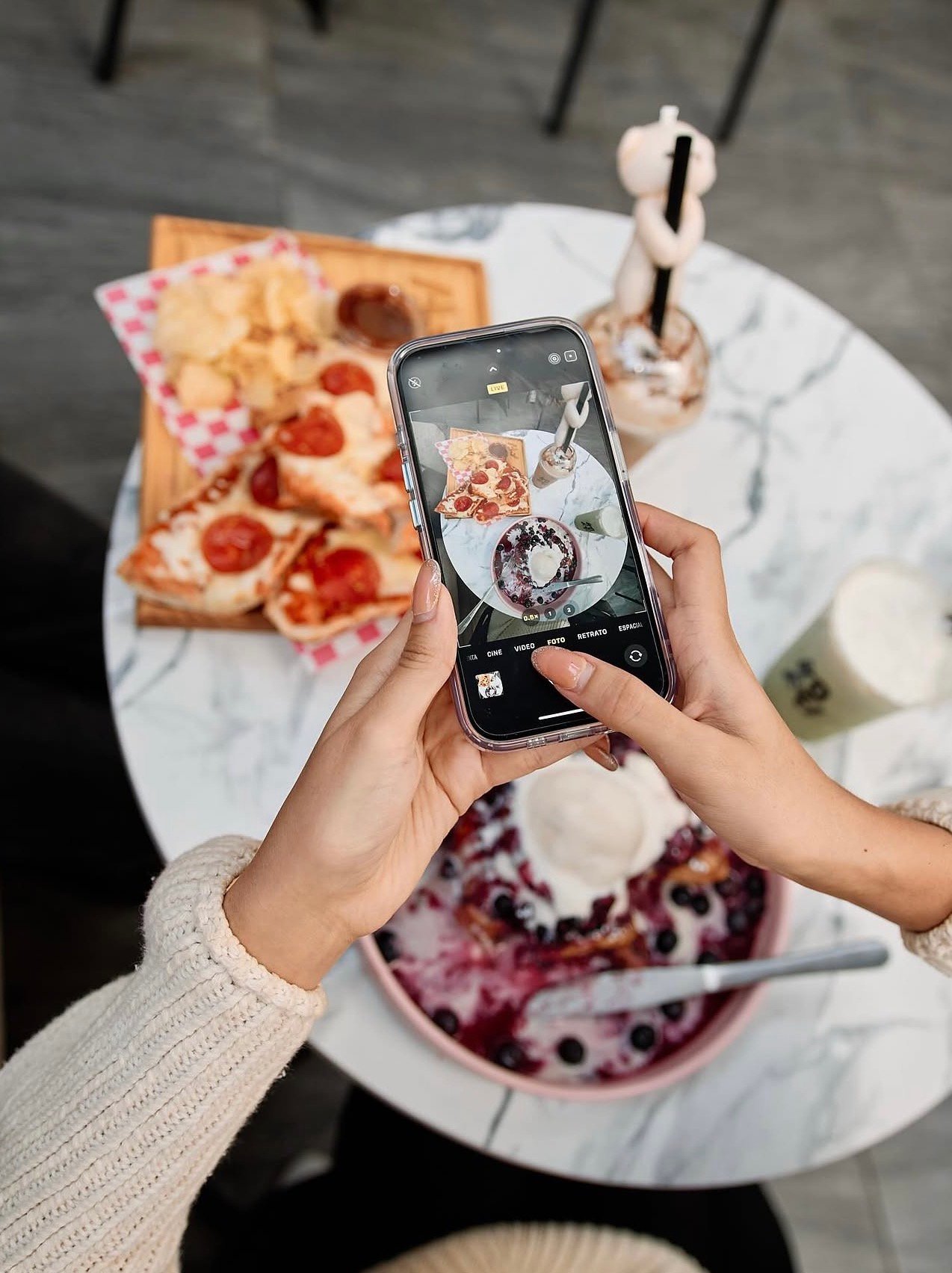 Fotografía de bebidas y alimentos de Koffi en una mesa de café.